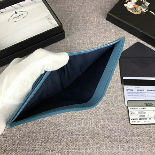 プラダ財布着用イメージ